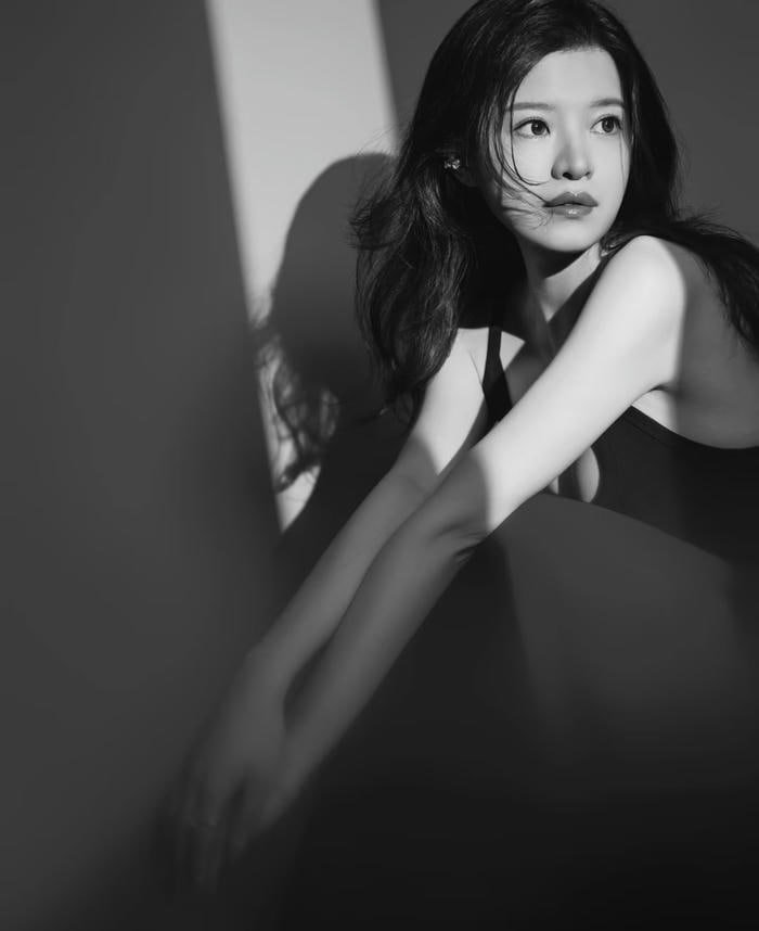 deep shadow tone in shadow girl dp