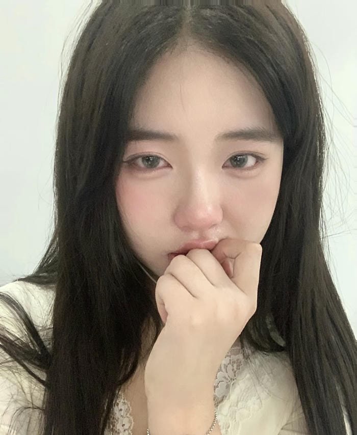 distant look in girls sad dp