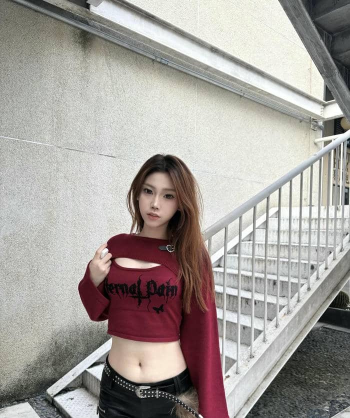 dramatic vibe female profile