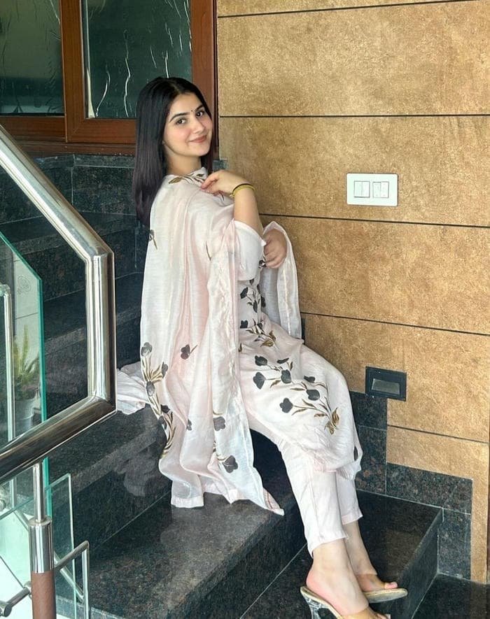 dreamy punjabi girls dp soft aesthetic