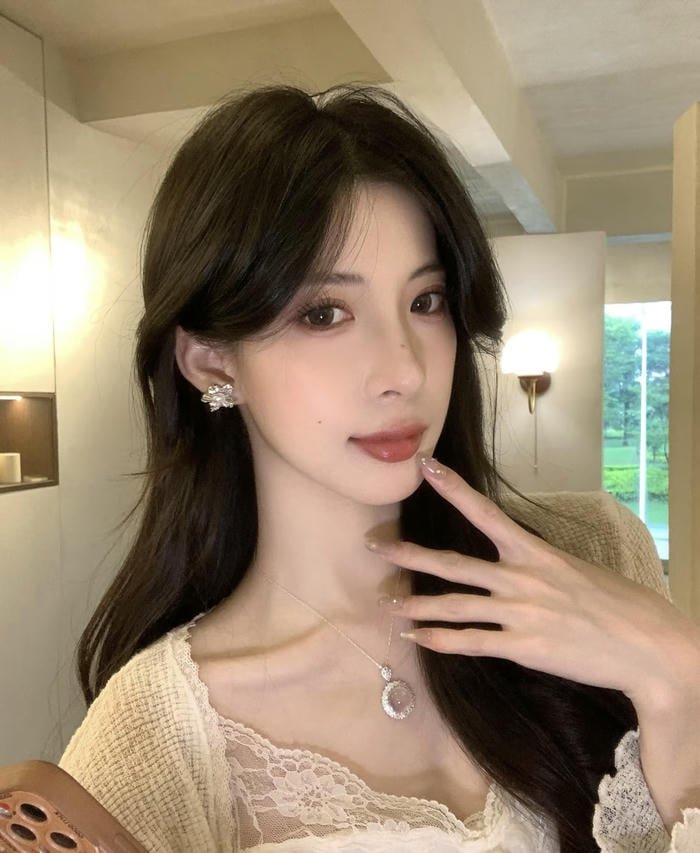 ear accessory girl profile pic