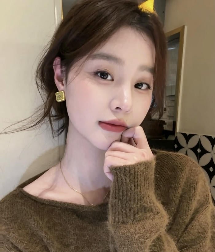 earring shine on girl profile