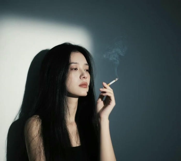 edgy style of smoking girl dp