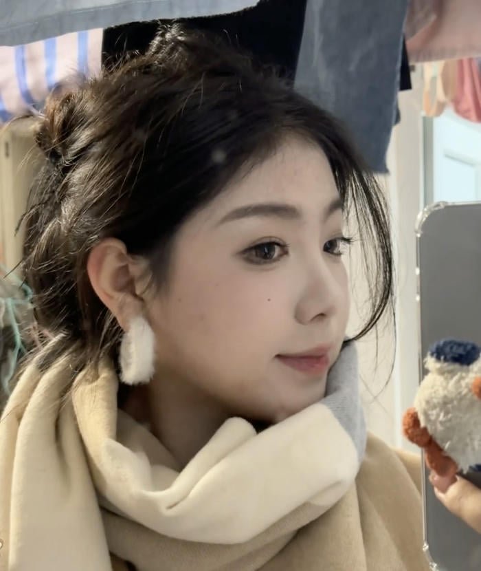 elegant hoop earrings girl dp