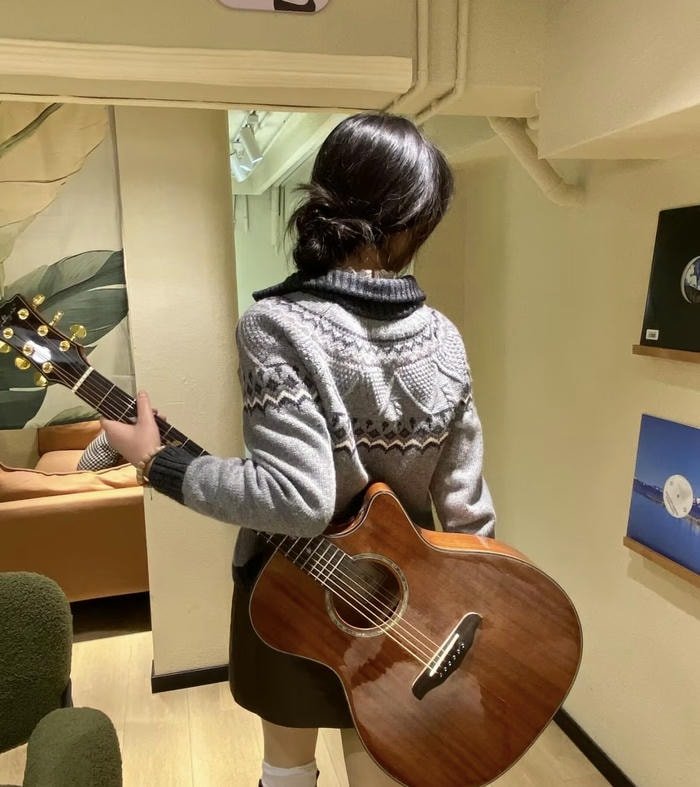 elegant style in guitar girl dp