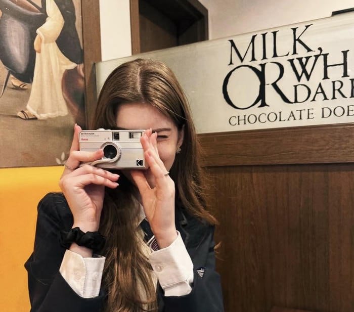 elegant tone in smart girl dp