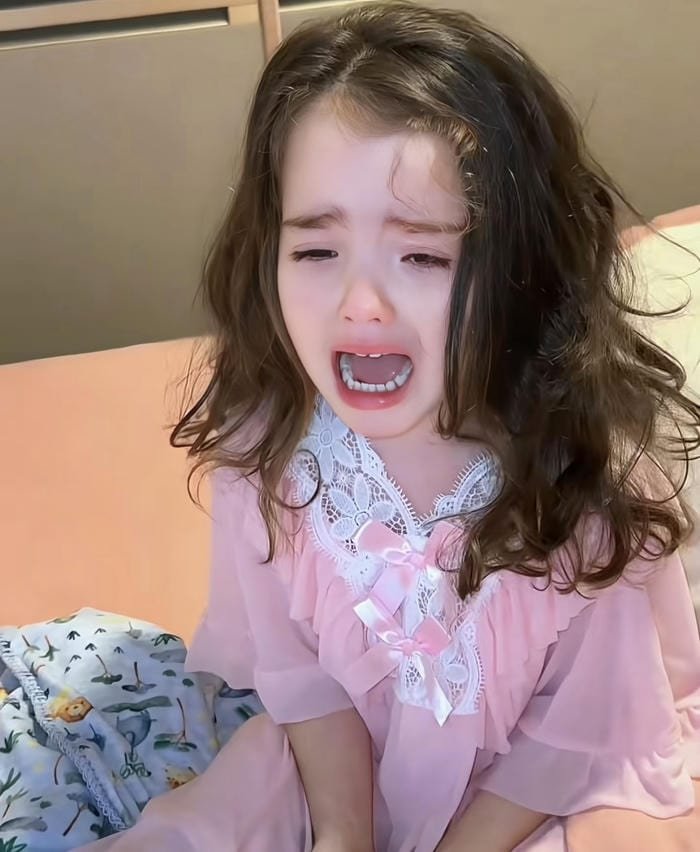 empty eyes in girls sad dp