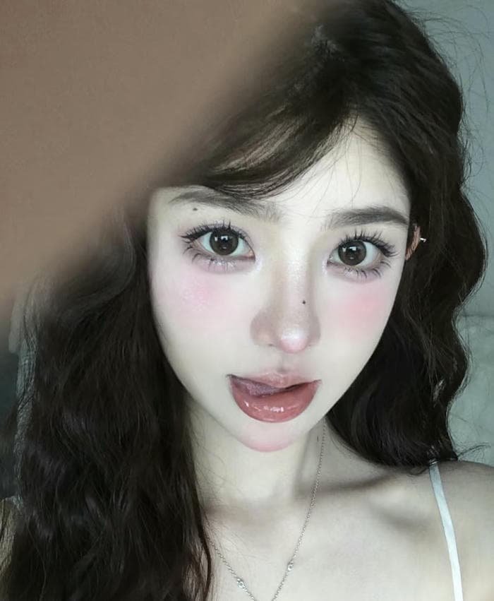 feminine gaze dp style