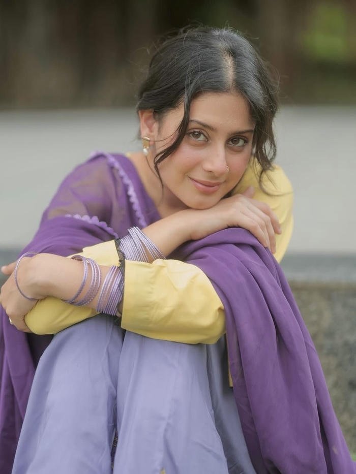 feminine indian girl dp soft vibe