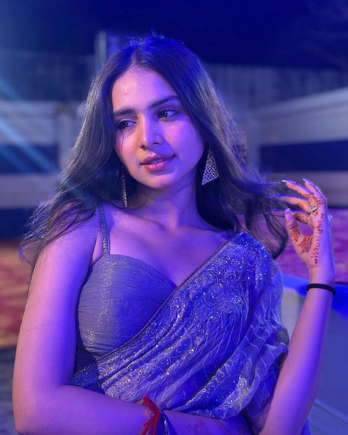 feminine marathi girls dp soft vibe