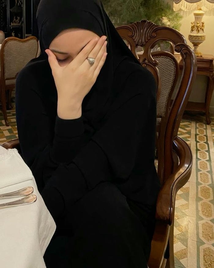 feminine muslim girl dp soft mood