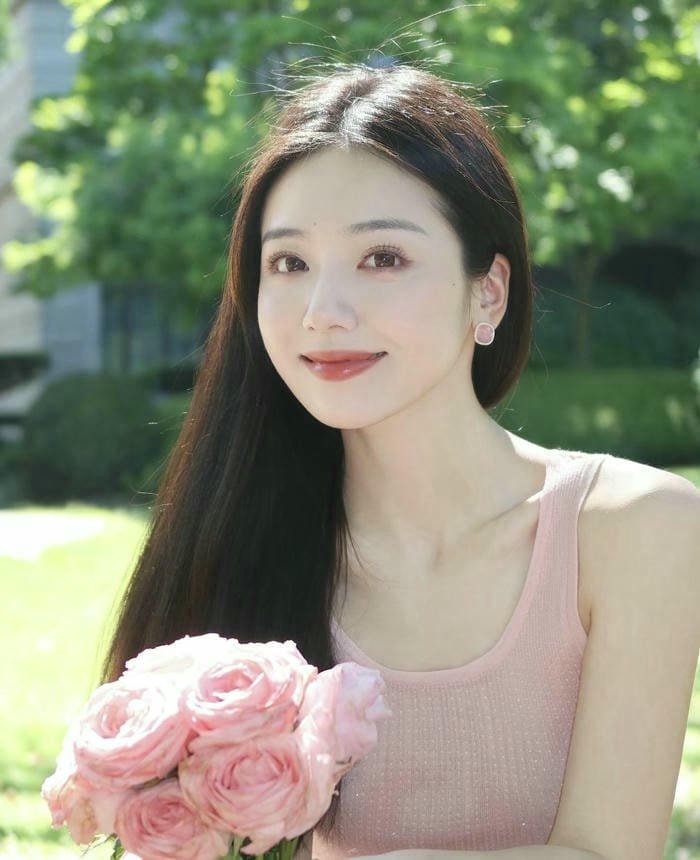 fun expression in happy girl dp