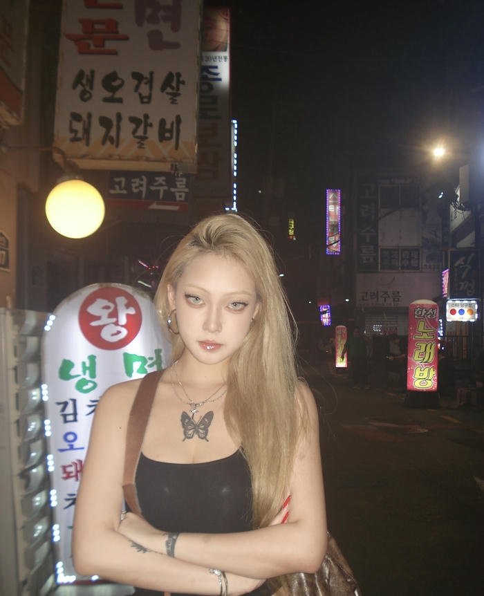 fun pose naughty girl dp image