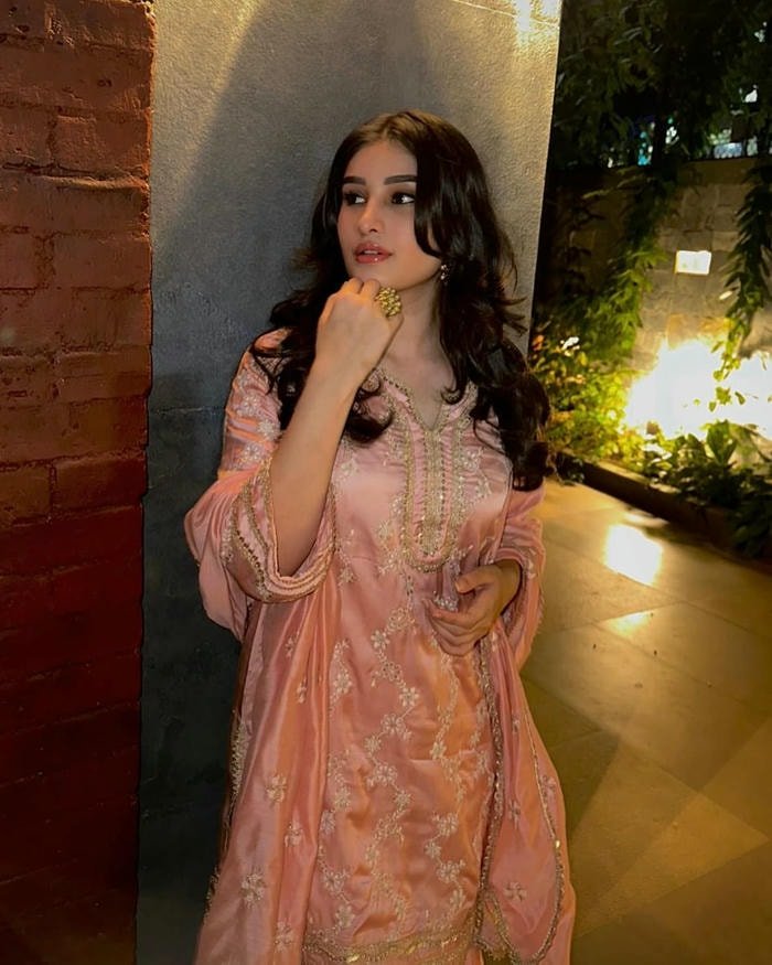 lovely kashmiri girls dp soft portrait