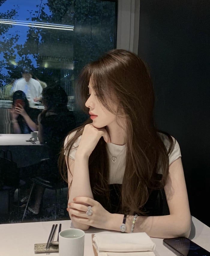 minimal design in smart girl dp