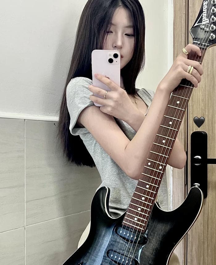 minimal pose in guitar girl dp