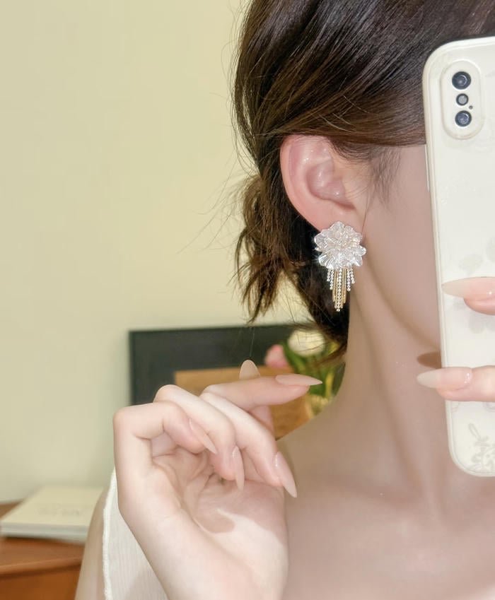 minimalist female dp with studs