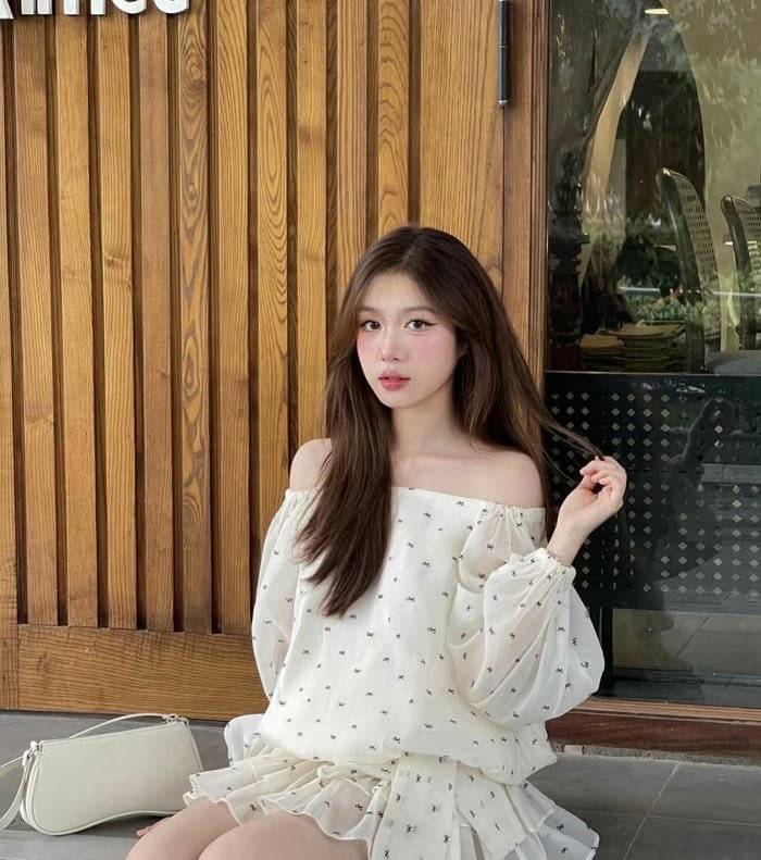 minimalist profile shot of girl