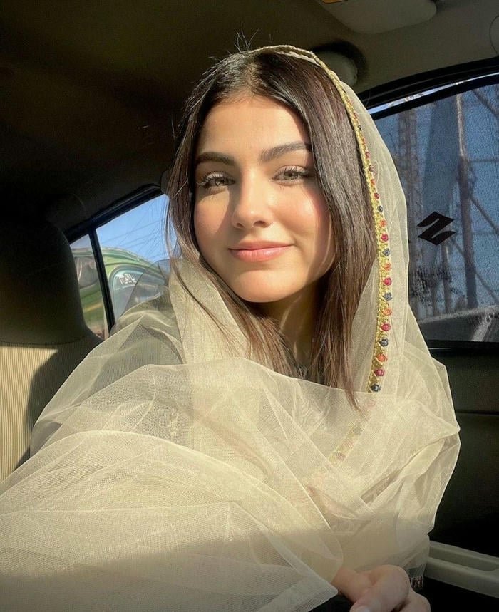 modern indian girl dp fashion look