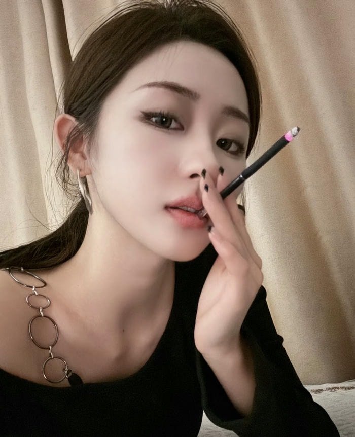 moody smoke in smoking girl dp