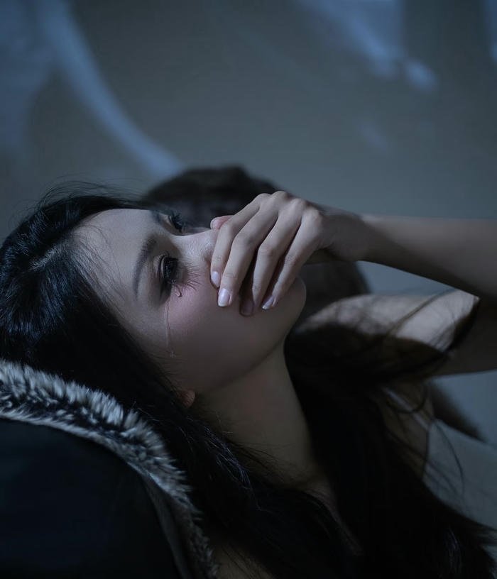 moody vibe from girls sad dp