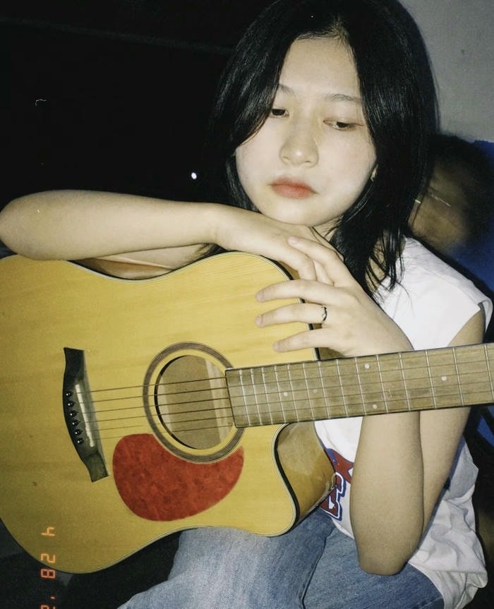 music lover vibe in guitar girl dp