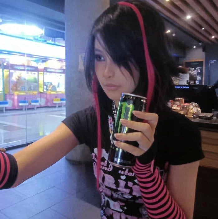 mysterious pose in shadow girl dp