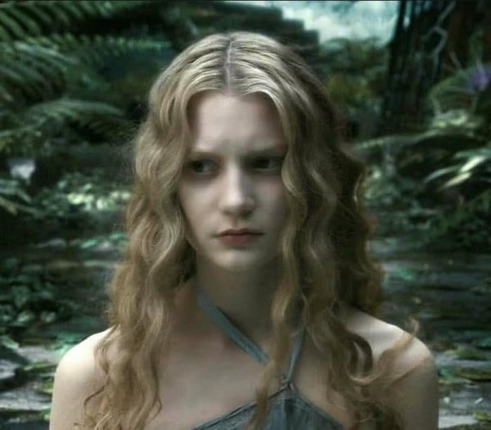 natural beauty in smart girl dp