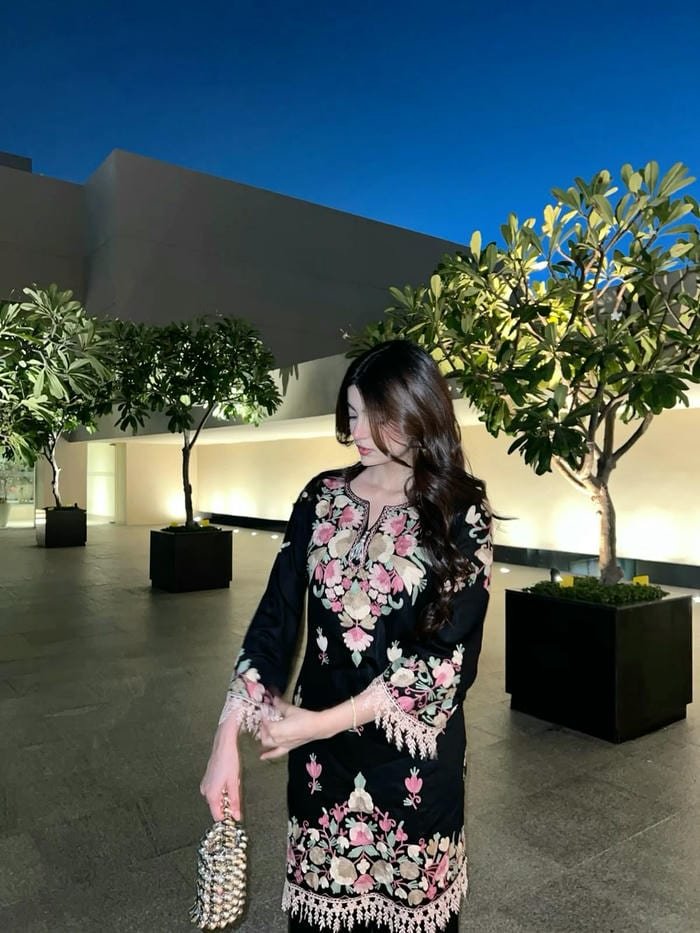 natural kashmiri girls dp calm vibe