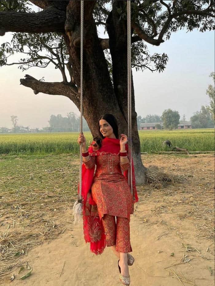 natural punjabi girls dp calm look