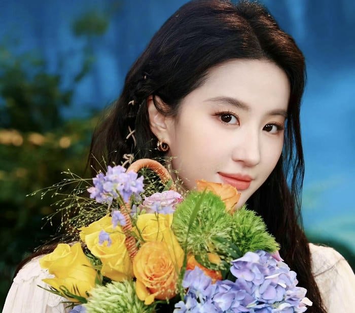 neat look in smart girl dp