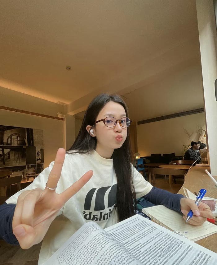 pen and book girl dp