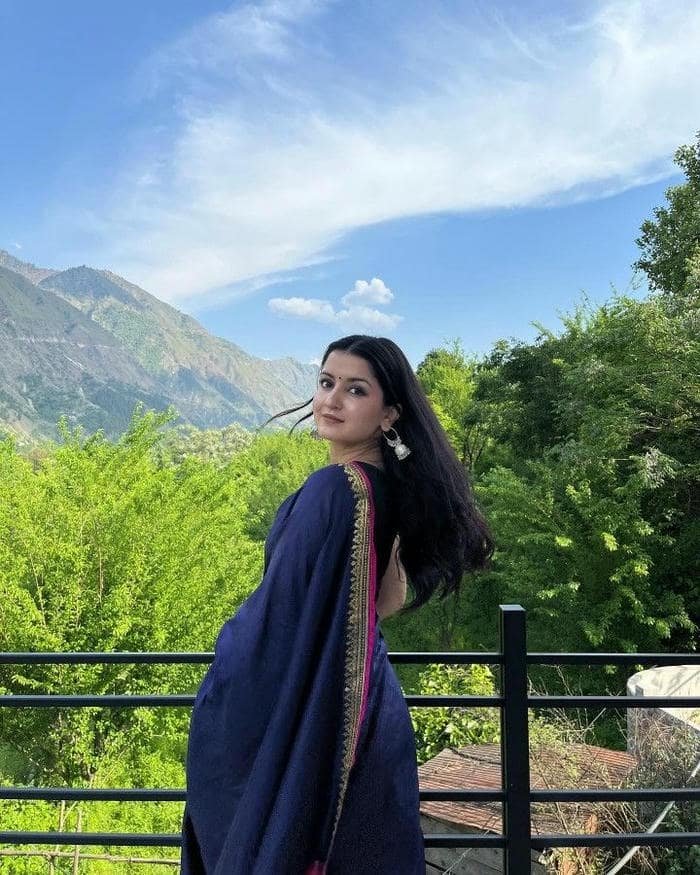 poised marathi girls dp confident look