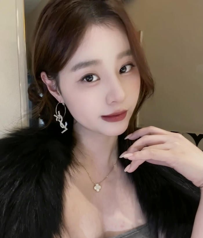 profile pic of girl with earrings