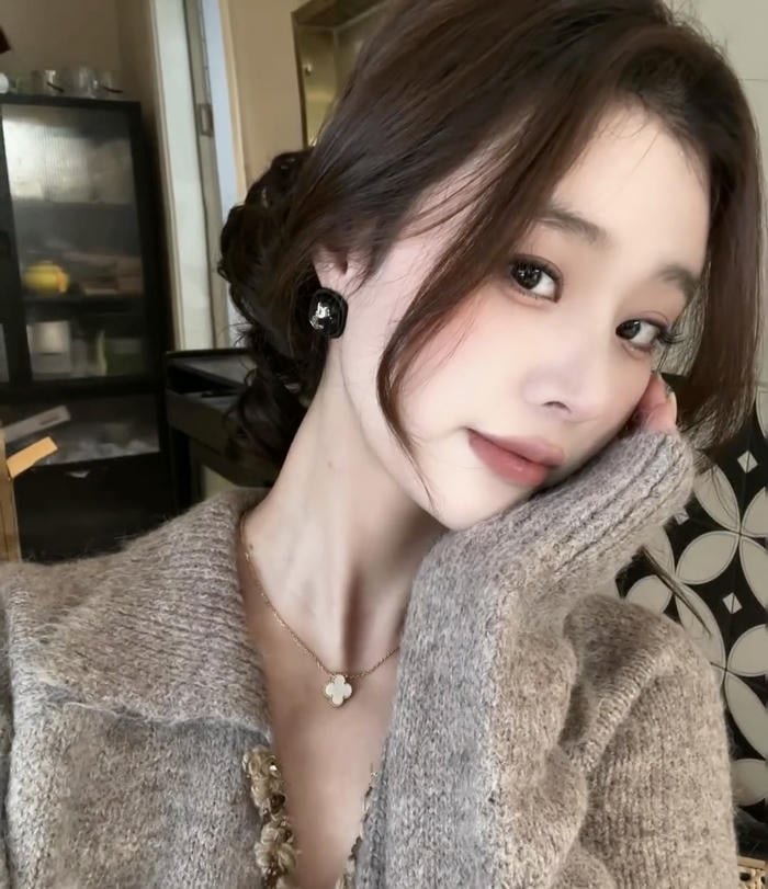 profile picture with feminine jewelry