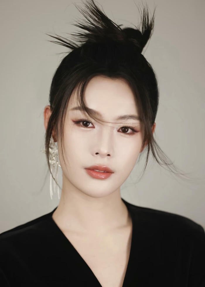 sharp expression in smart girl dp