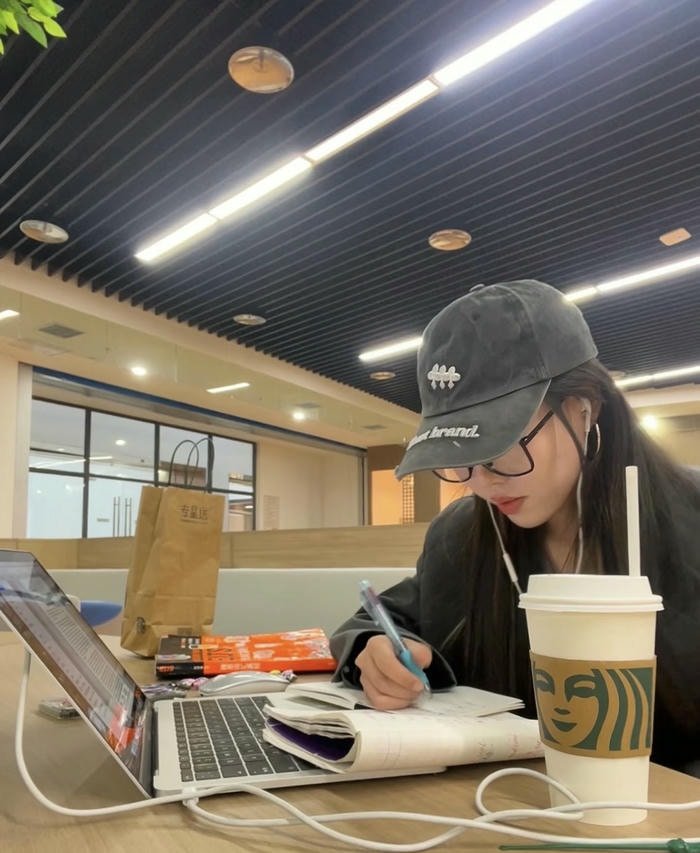 simple minimal setup in study girl dp