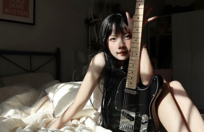 simple portrait of guitar girl dp