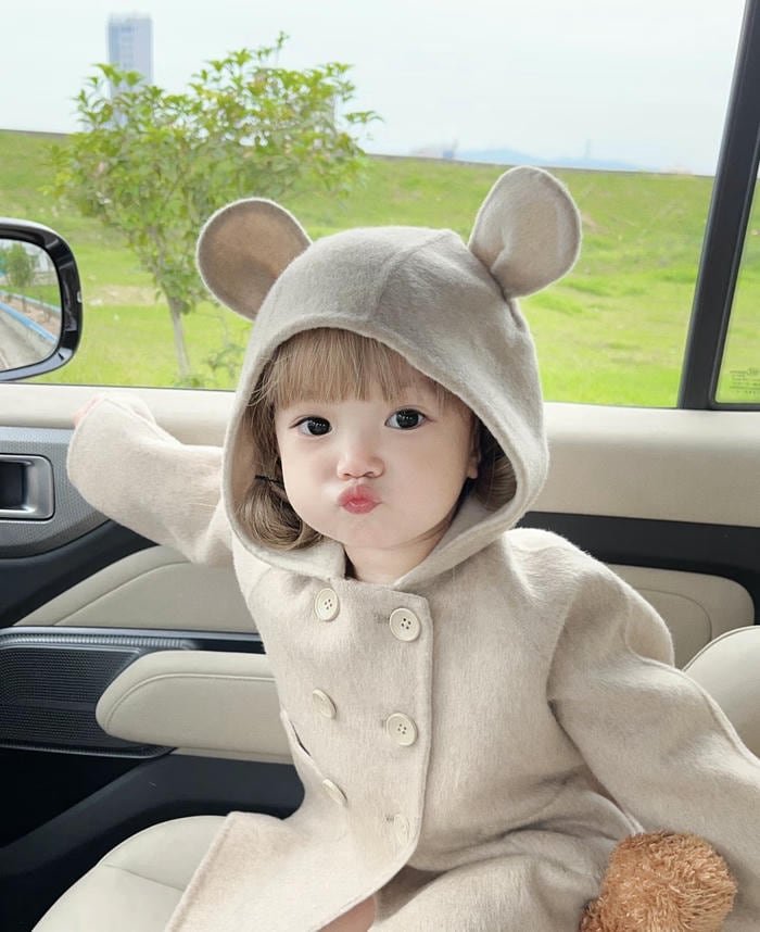 small cute expression in stylish cute baby girl dp