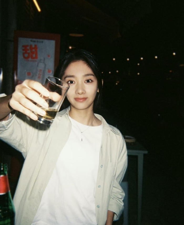 smart pose in smart girl dp