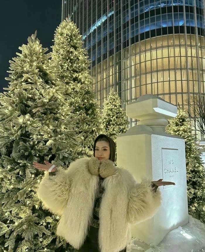 soft cheerful face in happy girl dp