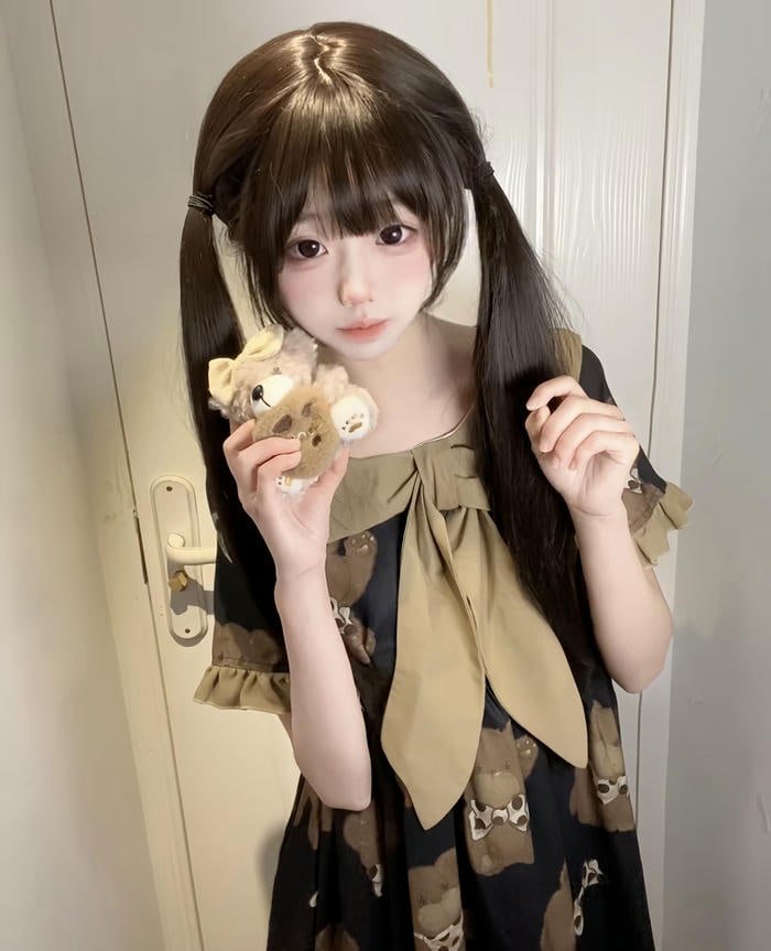 soft hug look in teddy bear girl dp