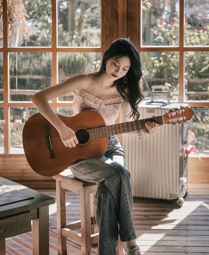 soft lighting in guitar girl dp