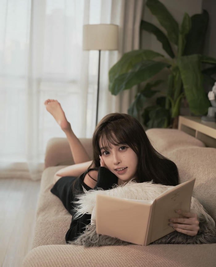 soft shadow effect in shadow girl dp