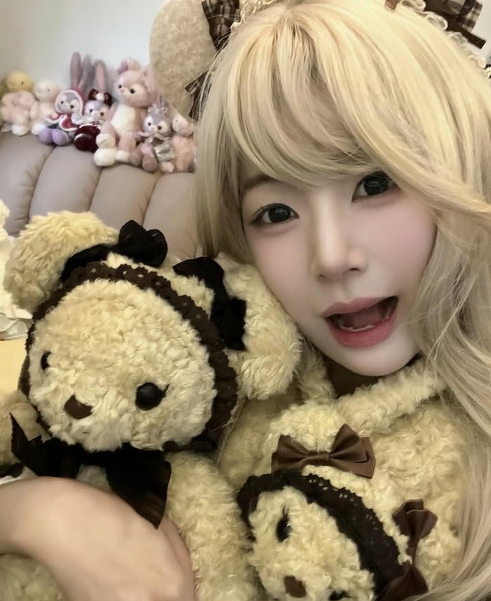 soft smile in teddy bear girl dp