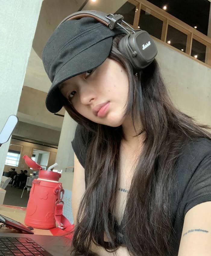 soft thoughtful vibe in study girl dp