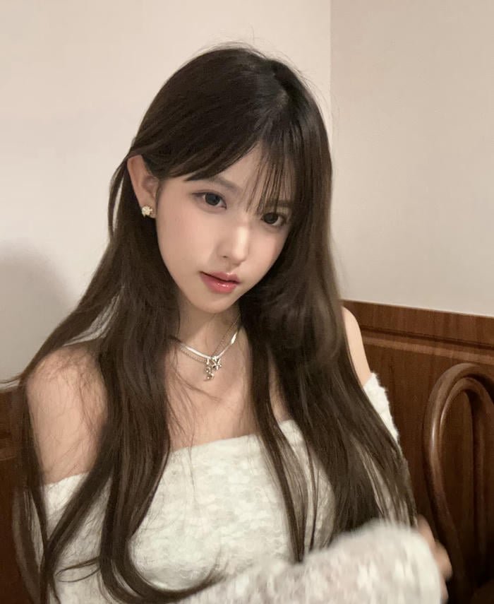 sparkling earrings girl dp