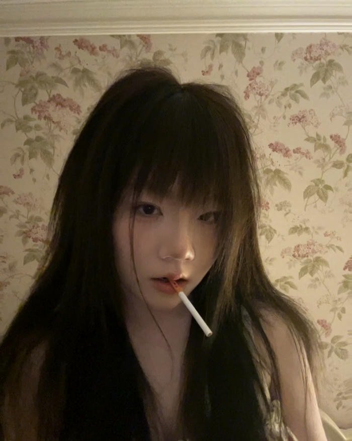 street vibe in smoking girl dp