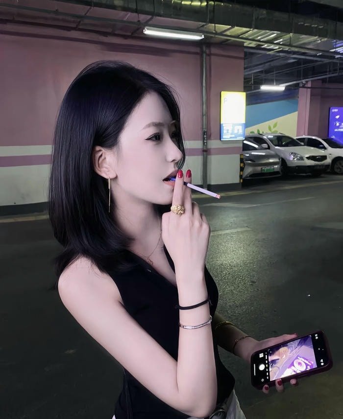 strong attitude in smoking girl dp