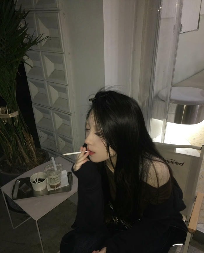 strong silhouette in smoking girl dp